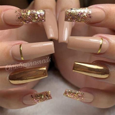 elegantes uñas doradas